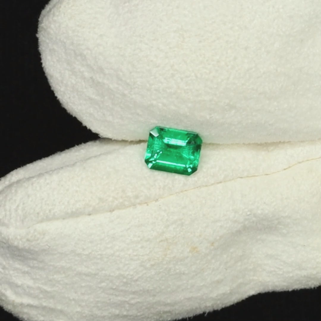 0.75ct Colombian Muzo Green Vivid No Oil
